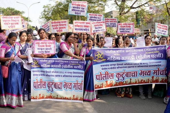 पोलिसांच्या पाल्यांना पोलीस भरतीत १० टक्के आरक्षण द्या.