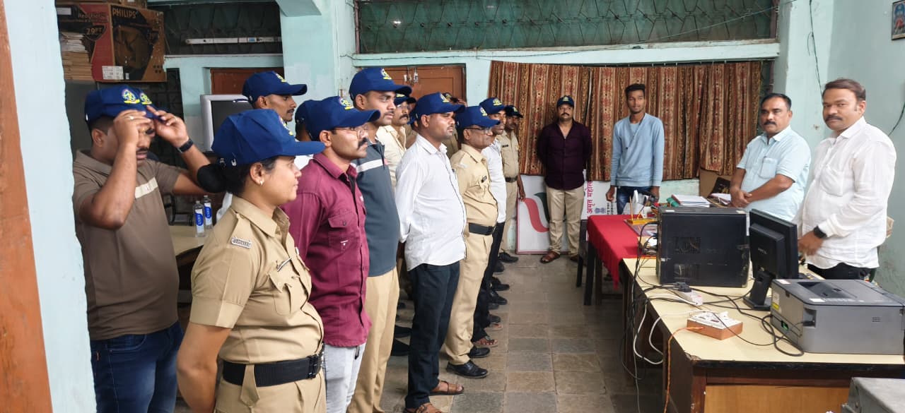 बीड : पोलिस आणि होमगार्ड्स यांना पोलीस बॉईज असोसिएशन संलग्नित महिला आघाडी कडून उन्हापासून बचावासाठी कॅपचे वाटप.