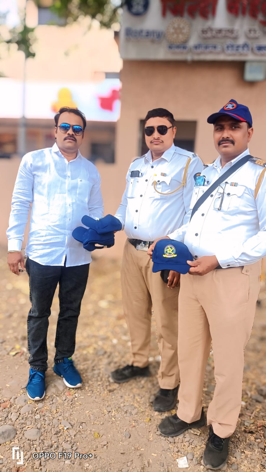 बीड : पोलिस आणि होमगार्ड्स यांना पोलीस बॉईज असोसिएशन संलग्नित महिला आघाडी कडून उन्हापासून बचावासाठी कॅपचे वाटप.