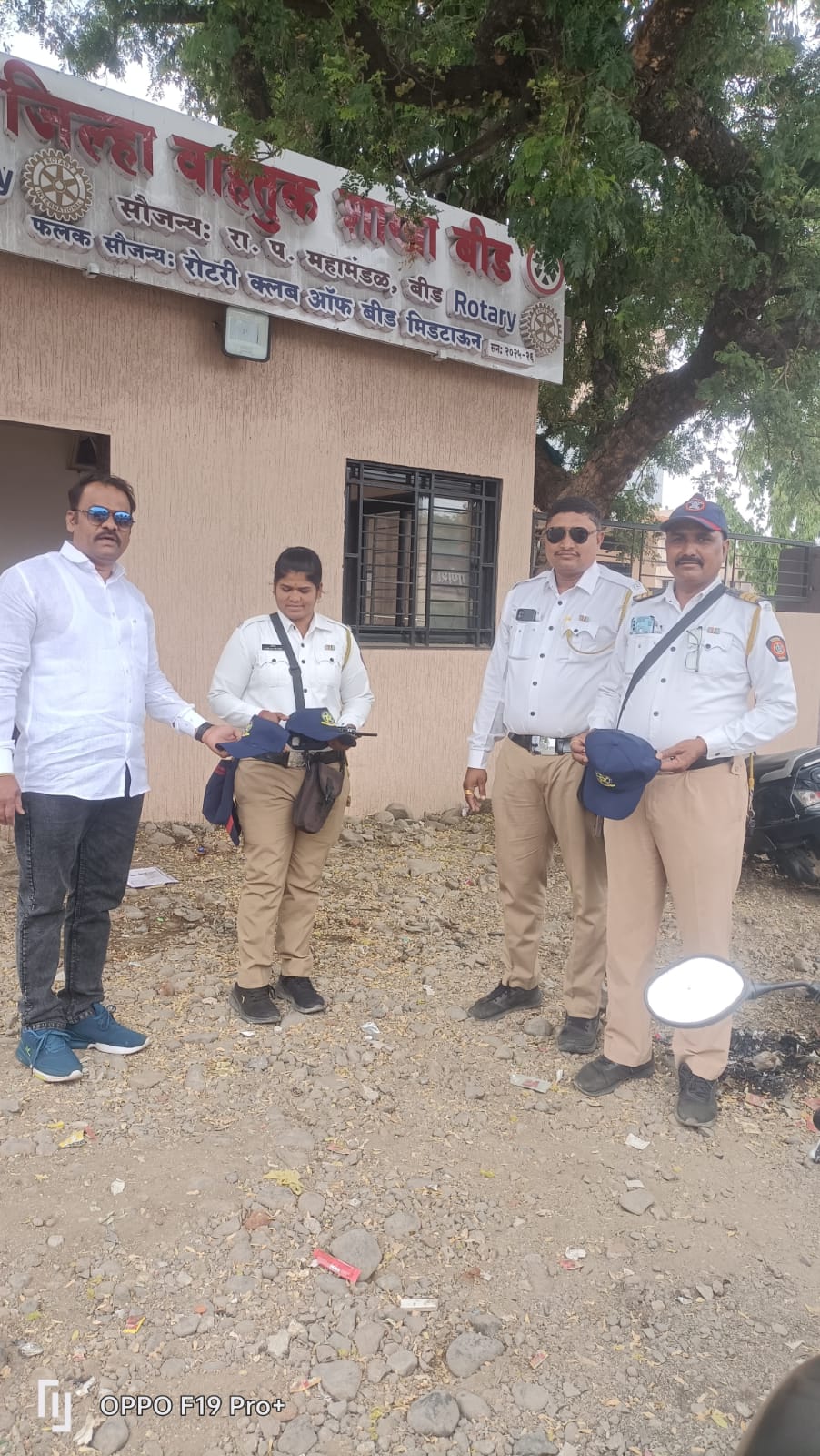 बीड : पोलिस आणि होमगार्ड्स यांना पोलीस बॉईज असोसिएशन संलग्नित महिला आघाडी कडून उन्हापासून बचावासाठी कॅपचे वाटप.