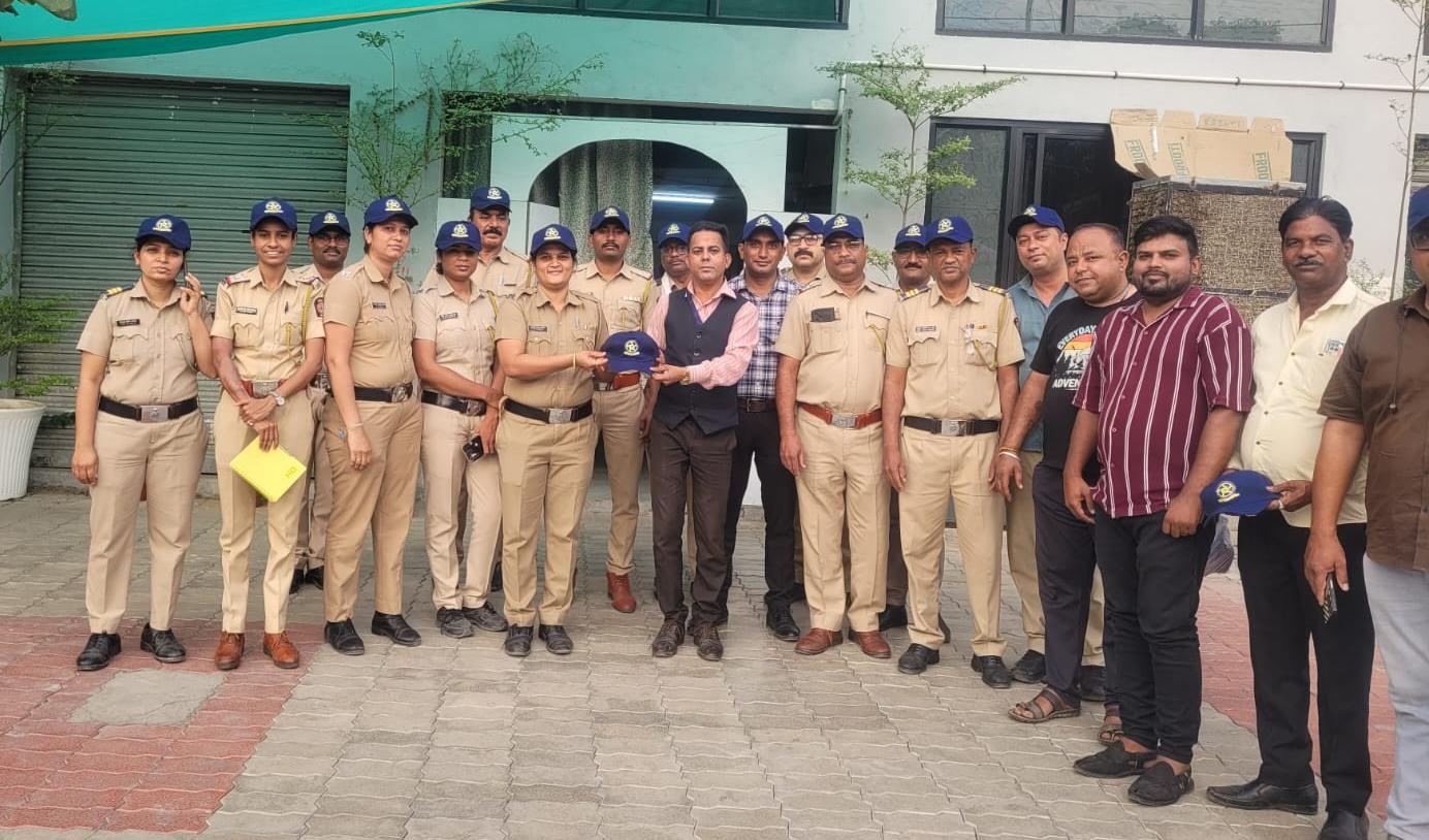 पोलिस बॉइज असोसिएशन की और से पोलिस अधिकारी और कर्मियों को भीषण गर्मी से राहत हेतु कैप वितरित जिल्हाध्यक्ष अमित दुबे.