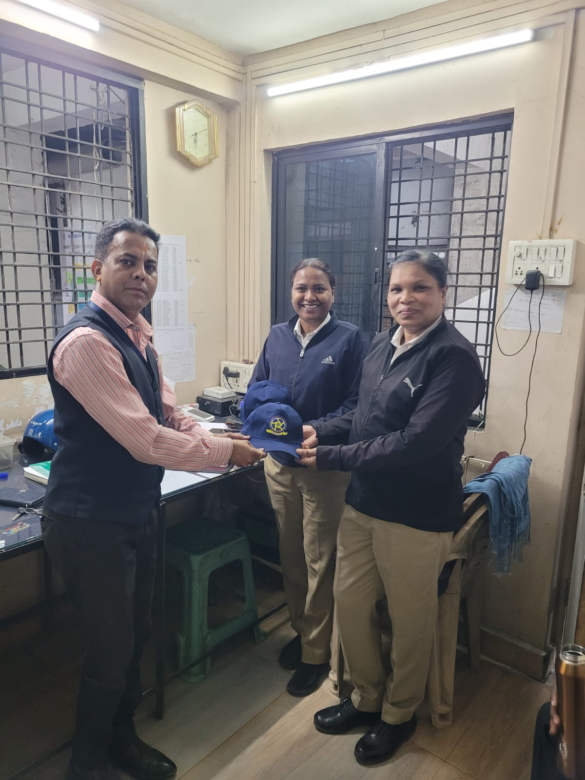 पोलिस बॉइज असोसिएशन की और से पोलिस अधिकारी और कर्मियों को भीषण गर्मी से राहत हेतु कैप वितरित जिल्हाध्यक्ष अमित दुबे 