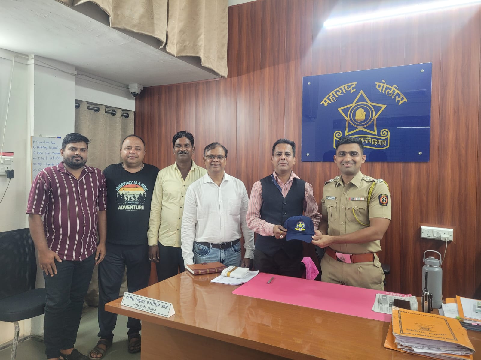 पोलिस बॉइज असोसिएशन की और से पोलिस अधिकारी और कर्मियों को भीषण गर्मी से राहत हेतु कैप वितरित जिल्हाध्यक्ष अमित दुबे 