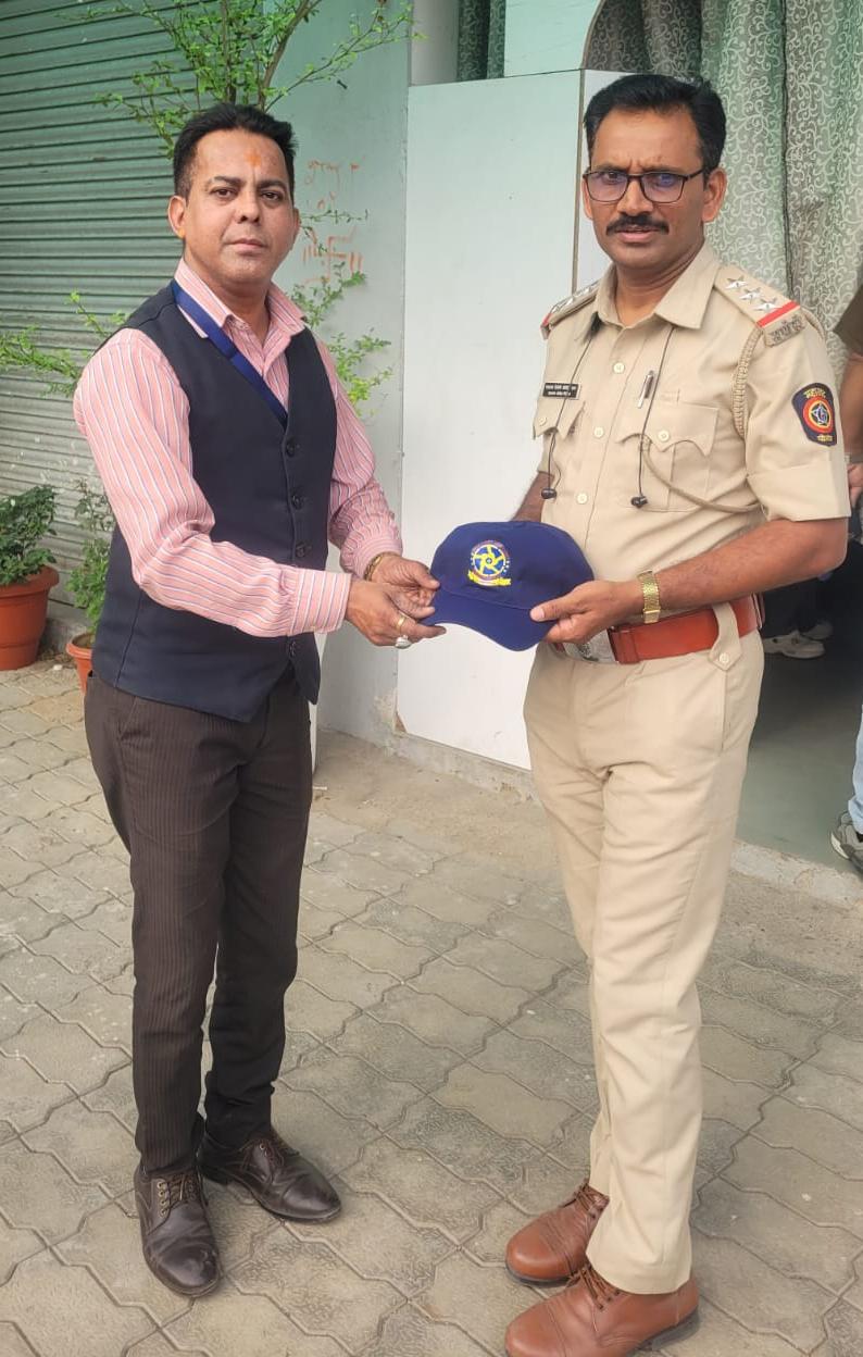 पोलिस बॉइज असोसिएशन की और से पोलिस अधिकारी और कर्मियों को भीषण गर्मी से राहत हेतु कैप वितरित जिल्हाध्यक्ष अमित दुबे 