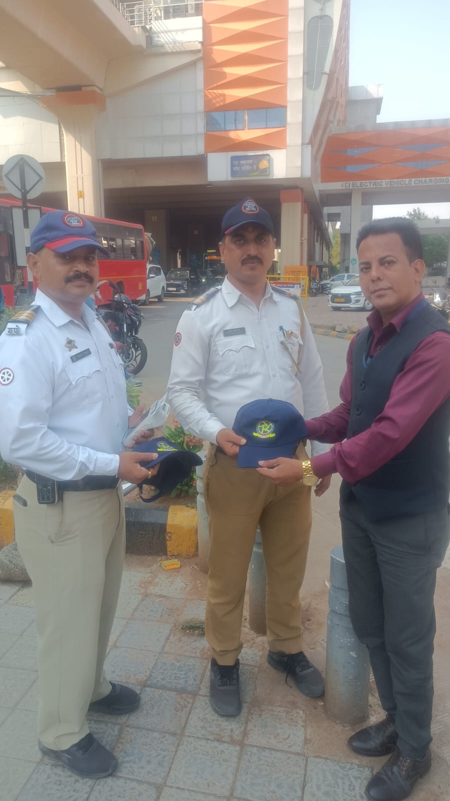 पोलिस बॉइज असोसिएशन की और से पोलिस अधिकारी और कर्मियों को भीषण गर्मी से राहत हेतु कैप वितरित जिल्हाध्यक्ष अमित दुबे 