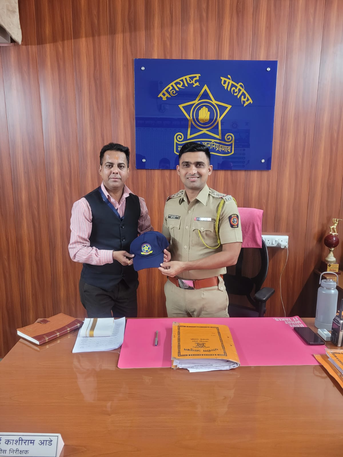 पोलिस बॉइज असोसिएशन की और से पोलिस अधिकारी और कर्मियों को भीषण गर्मी से राहत हेतु कैप वितरित जिल्हाध्यक्ष अमित दुबे 