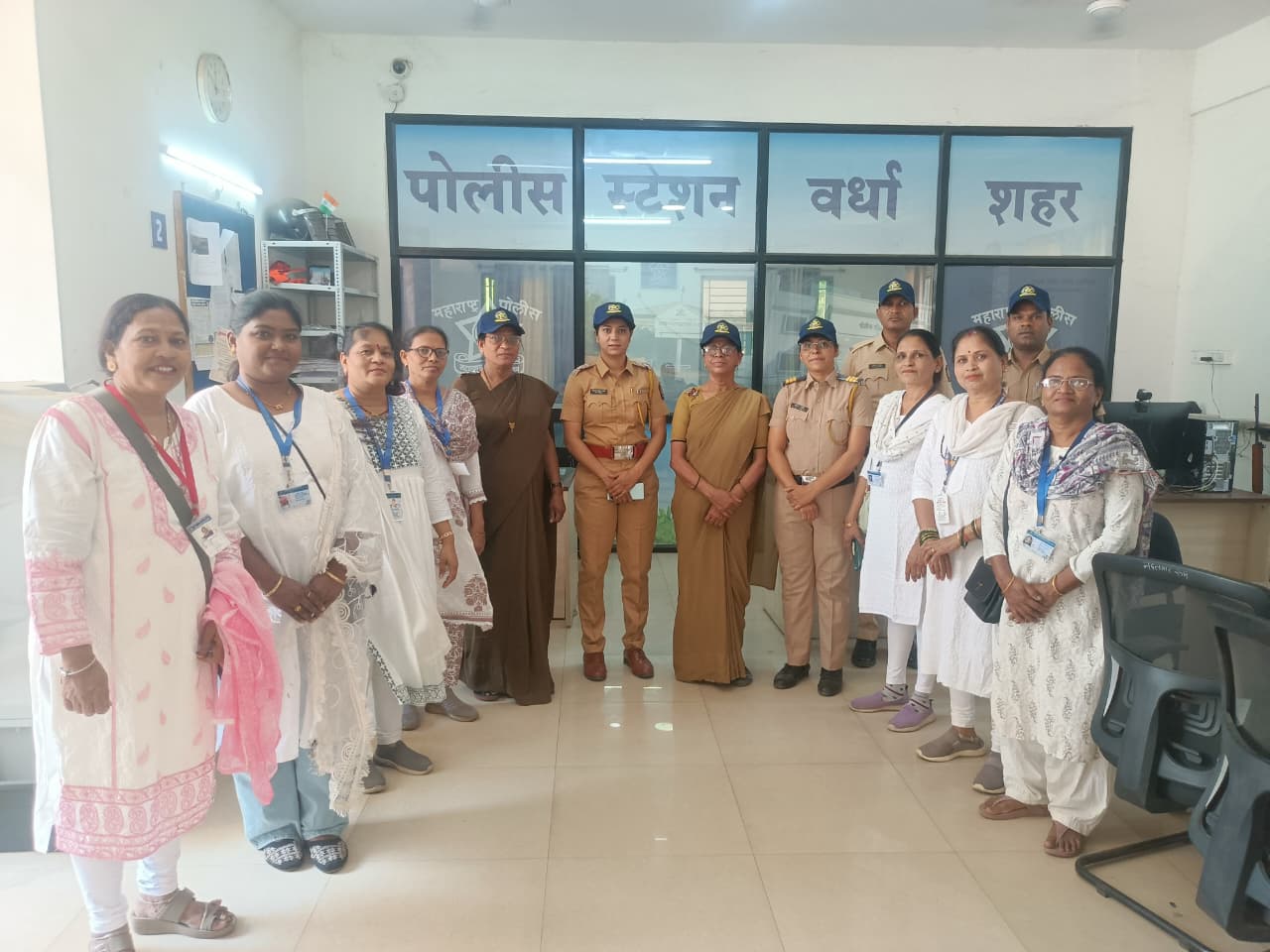 वर्धा जिल्ह्याचे 45° 46° डिग्री तापमान व महाराष्ट्र दिनाच्या औचित्य साधून पोलीस बॉईज महिला आघाडी पोलीस पत्नी तर्फे कॅप वाटप करण्यात आलेले आहे.