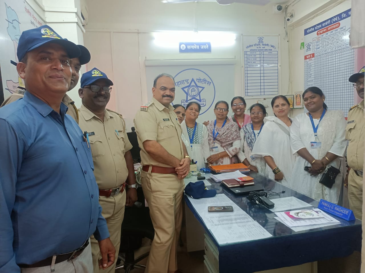 वर्धा जिल्ह्याचे 45° 46° डिग्री तापमान व महाराष्ट्र दिनाच्या औचित्य साधून पोलीस बॉईज महिला आघाडी पोलीस पत्नी तर्फे कॅप वाटप करण्यात आलेले आहे.
