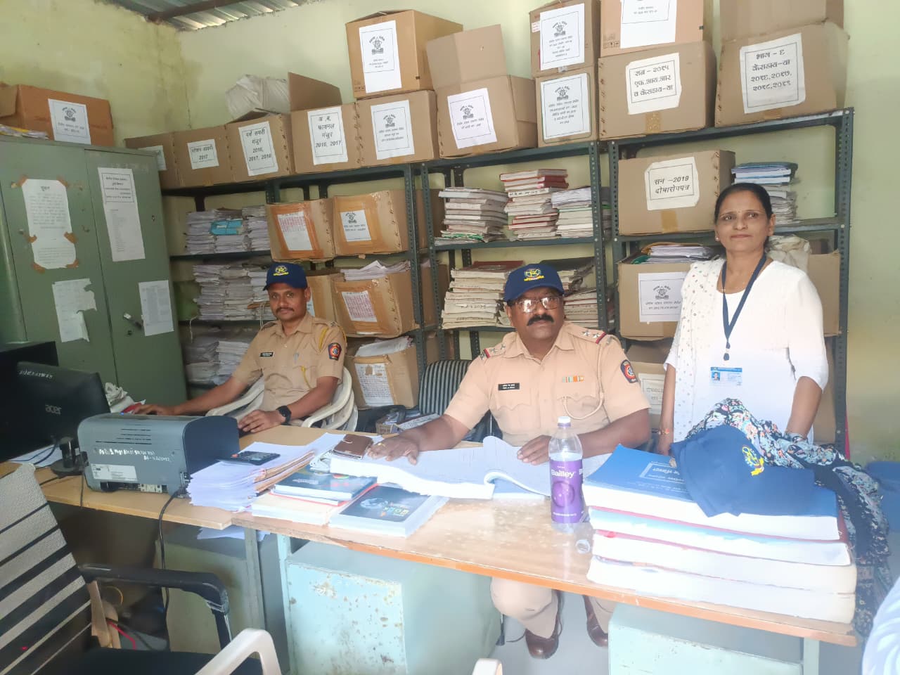 वर्धा जिल्ह्याचे 45° 46° डिग्री तापमान व महाराष्ट्र दिनाच्या औचित्य साधून पोलीस बॉईज महिला आघाडी पोलीस पत्नी तर्फे कॅप वाटप करण्यात आलेले आहे.