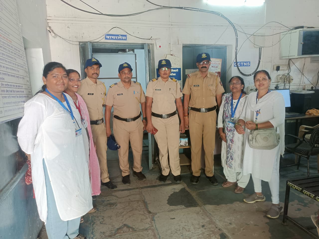 वर्धा जिल्ह्याचे 45° 46° डिग्री तापमान व महाराष्ट्र दिनाच्या औचित्य साधून पोलीस बॉईज महिला आघाडी पोलीस पत्नी तर्फे कॅप वाटप करण्यात आलेले आहे.