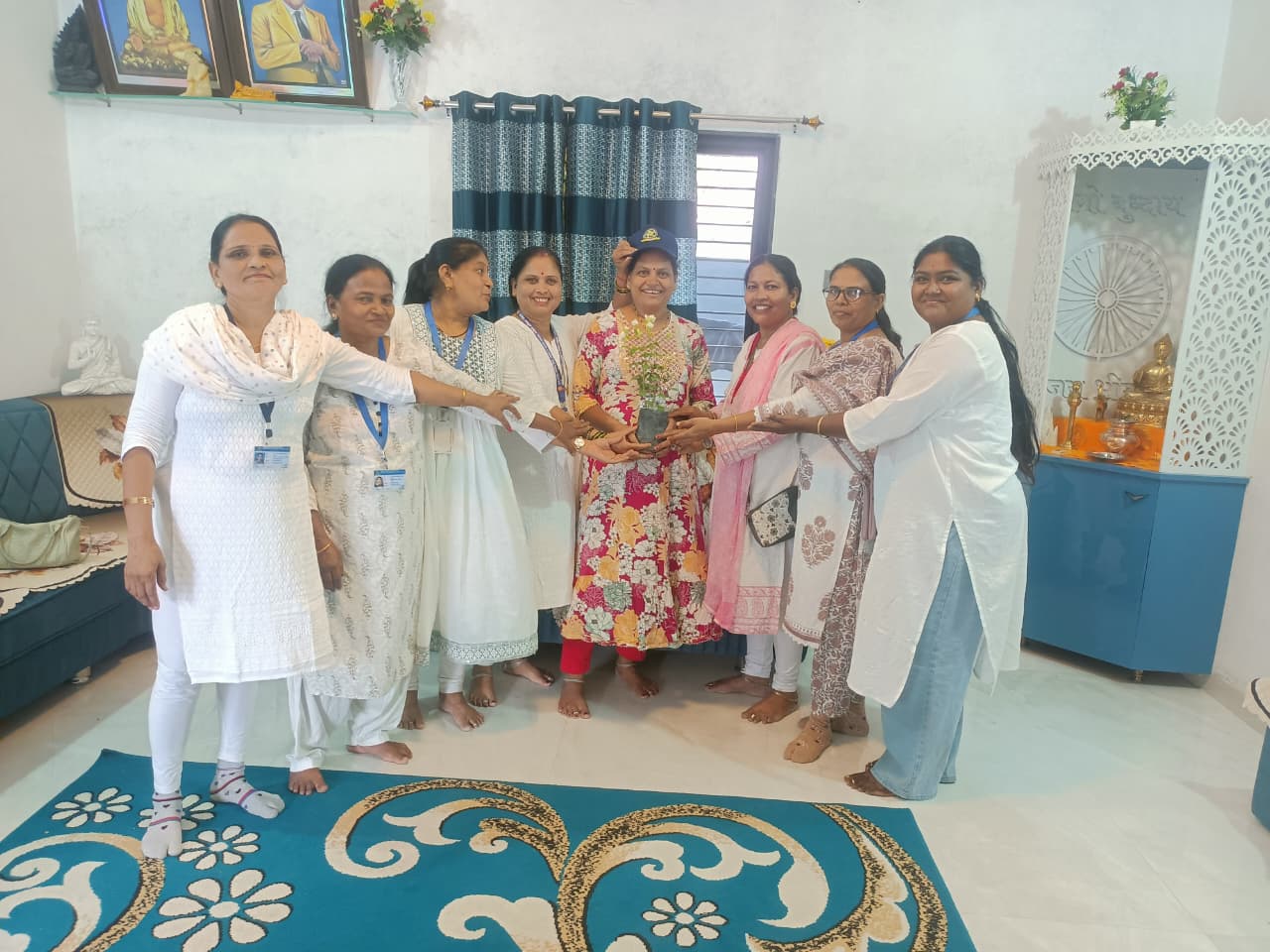 वर्धा जिल्ह्याचे 45° 46° डिग्री तापमान व महाराष्ट्र दिनाच्या औचित्य साधून पोलीस बॉईज महिला आघाडी पोलीस पत्नी तर्फे कॅप वाटप करण्यात आलेले आहे.
