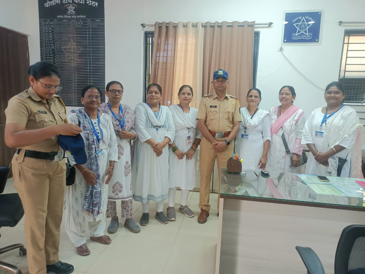 वर्धा जिल्ह्याचे 45° 46° डिग्री तापमान व महाराष्ट्र दिनाच्या औचित्य साधून पोलीस बॉईज महिला आघाडी पोलीस पत्नी तर्फे कॅप वाटप करण्यात आलेले आहे.