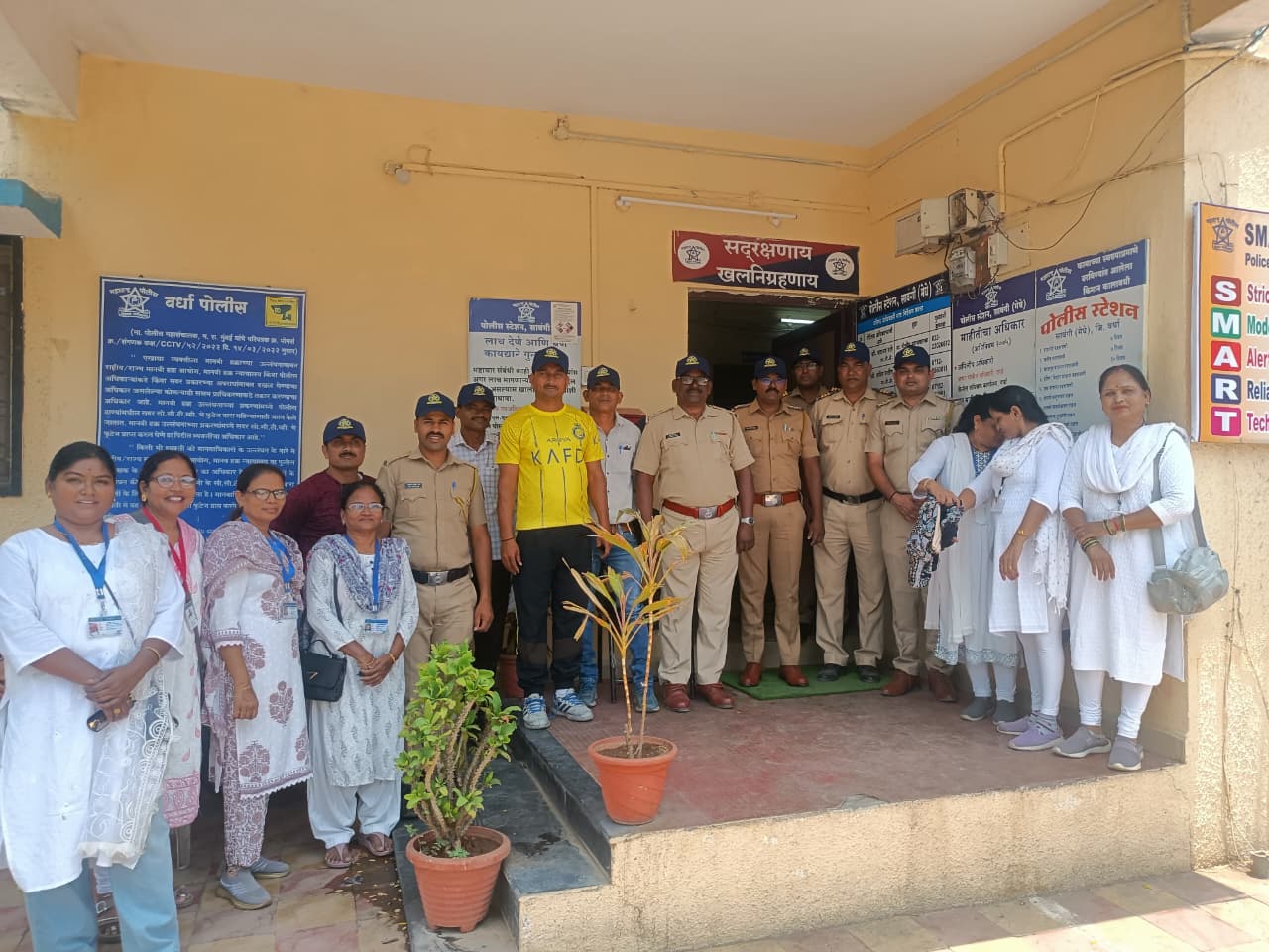 वर्धा जिल्ह्याचे 45° 46° डिग्री तापमान व महाराष्ट्र दिनाच्या औचित्य साधून पोलीस बॉईज महिला आघाडी पोलीस पत्नी तर्फे कॅप वाटप करण्यात आलेले आहे.