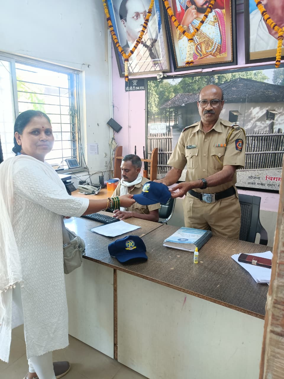वर्धा जिल्ह्याचे 45° 46° डिग्री तापमान व महाराष्ट्र दिनाच्या औचित्य साधून पोलीस बॉईज महिला आघाडी पोलीस पत्नी तर्फे कॅप वाटप करण्यात आलेले आहे.