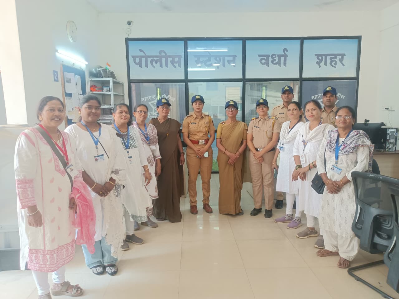 वर्धा जिल्ह्याचे 45° 46° डिग्री तापमान व महाराष्ट्र दिनाच्या औचित्य साधून पोलीस बॉईज महिला आघाडी पोलीस पत्नी तर्फे कॅप वाटप करण्यात आलेले आहे.