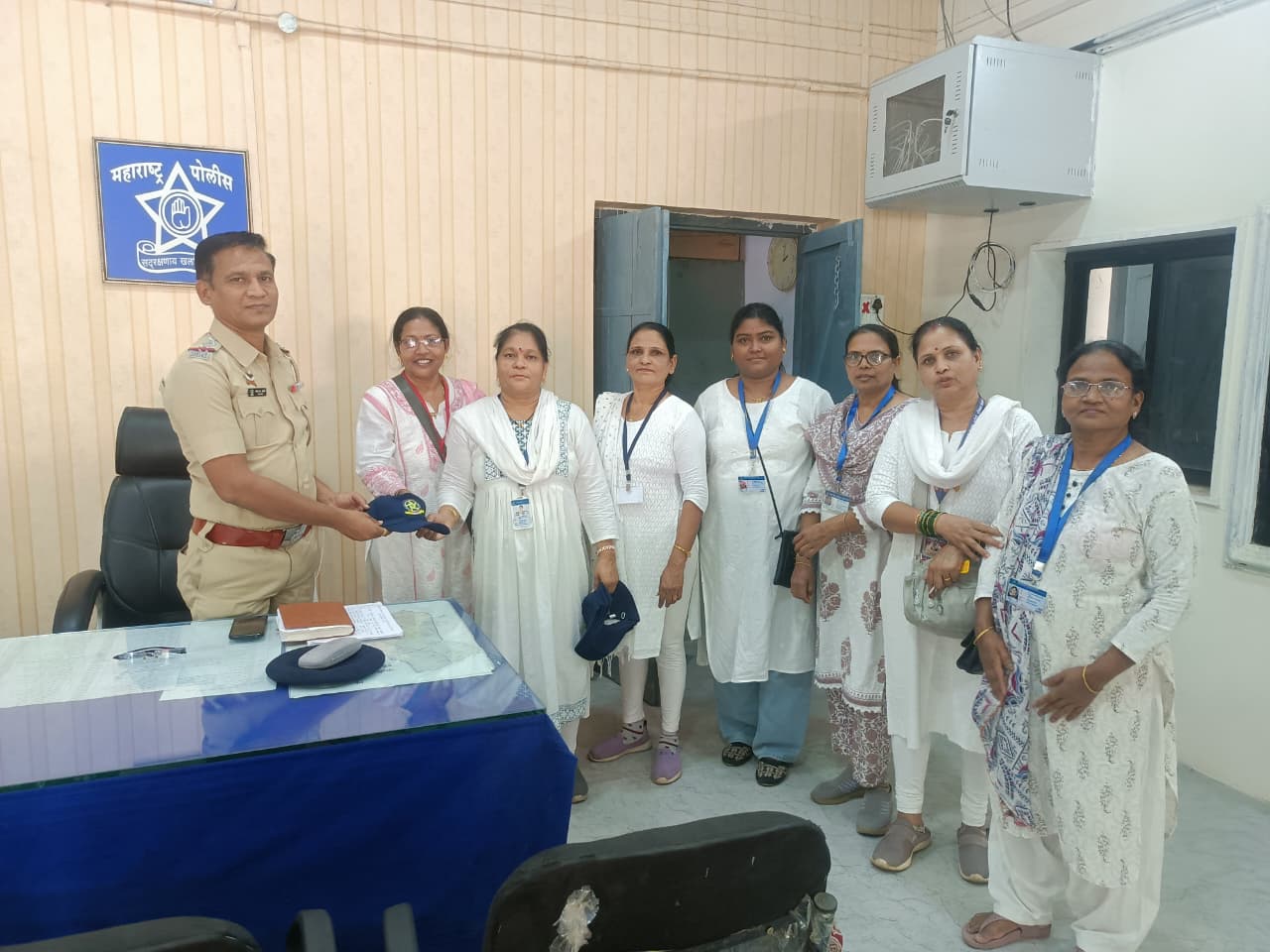 वर्धा जिल्ह्याचे 45° 46° डिग्री तापमान व महाराष्ट्र दिनाच्या औचित्य साधून पोलीस बॉईज महिला आघाडी पोलीस पत्नी तर्फे कॅप वाटप करण्यात आलेले आहे.