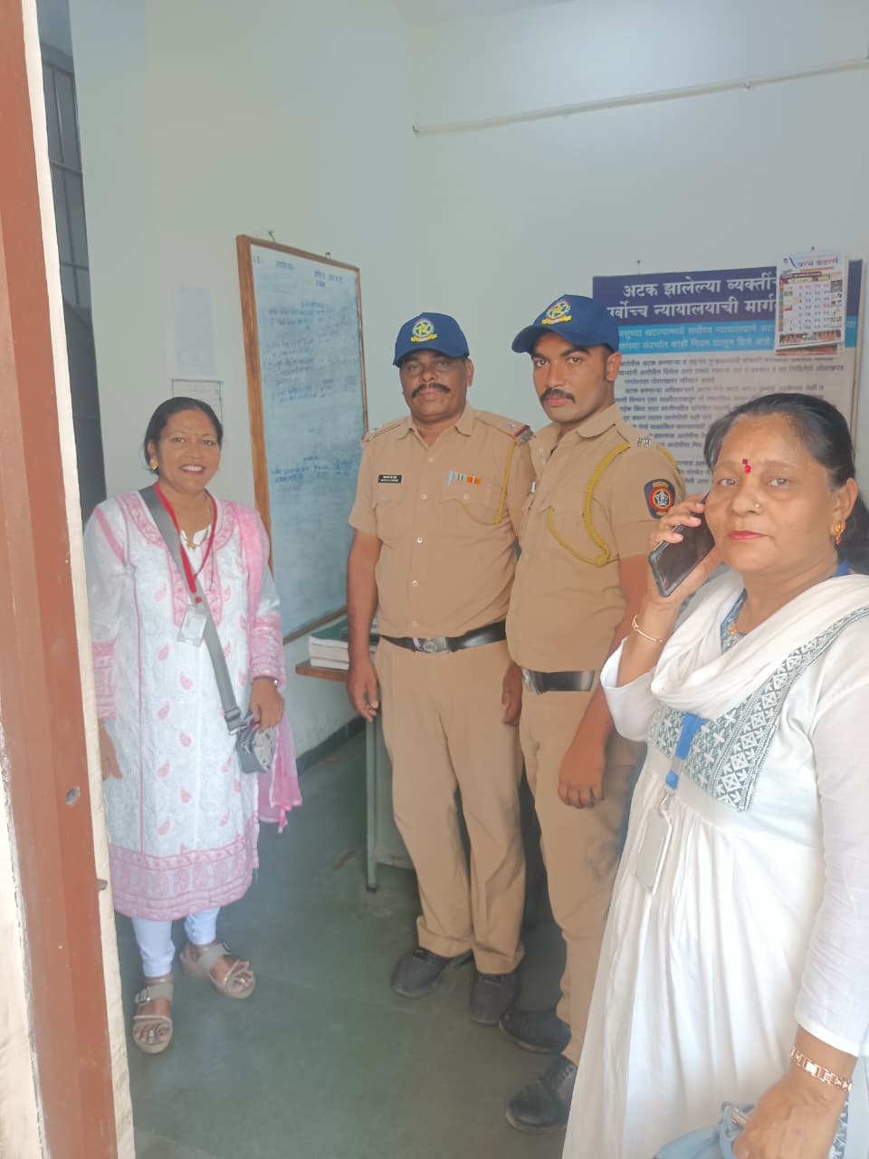वर्धा जिल्ह्याचे 45° 46° डिग्री तापमान व महाराष्ट्र दिनाच्या औचित्य साधून पोलीस बॉईज महिला आघाडी पोलीस पत्नी तर्फे कॅप वाटप करण्यात आलेले आहे.