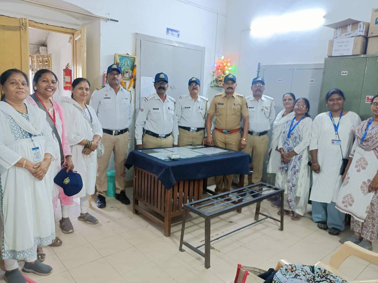 वर्धा जिल्ह्याचे 45° 46° डिग्री तापमान व महाराष्ट्र दिनाच्या औचित्य साधून पोलीस बॉईज महिला आघाडी पोलीस पत्नी तर्फे कॅप वाटप करण्यात आलेले आहे.