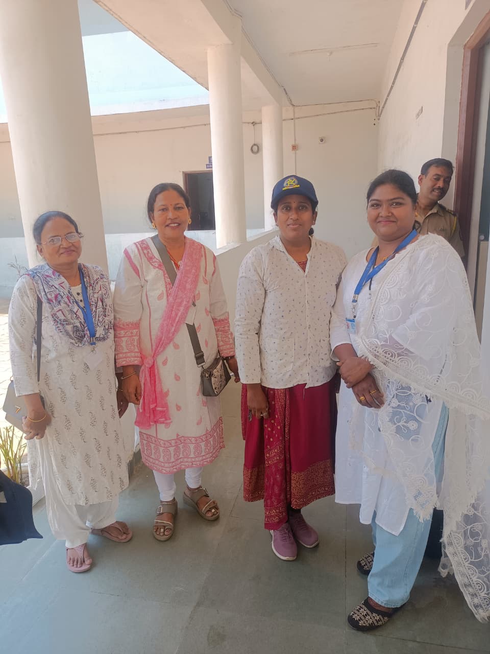 वर्धा जिल्ह्याचे 45° 46° डिग्री तापमान व महाराष्ट्र दिनाच्या औचित्य साधून पोलीस बॉईज महिला आघाडी पोलीस पत्नी तर्फे कॅप वाटप करण्यात आलेले आहे.