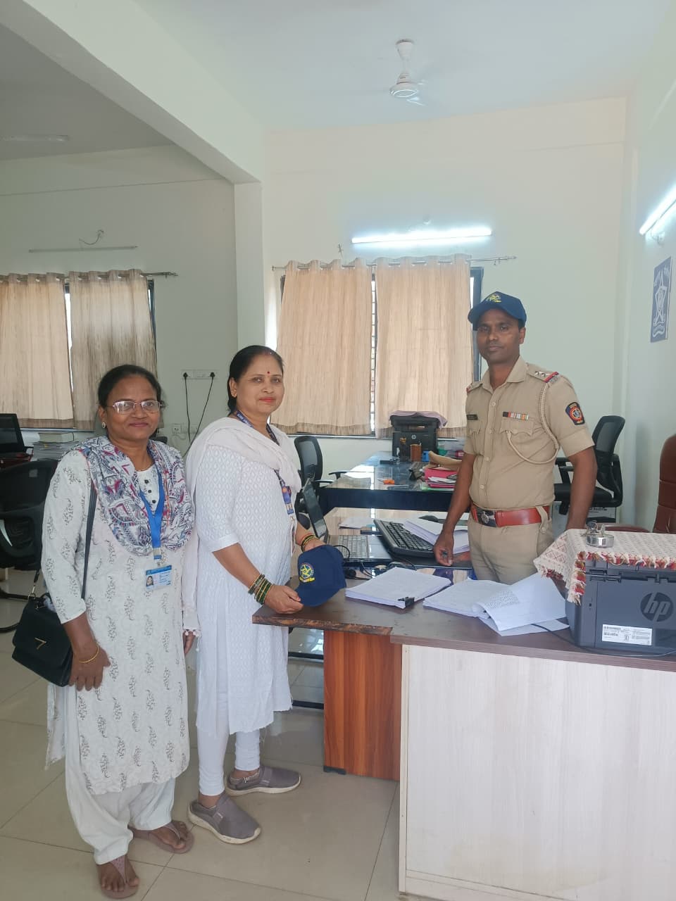 वर्धा जिल्ह्याचे 45° 46° डिग्री तापमान व महाराष्ट्र दिनाच्या औचित्य साधून पोलीस बॉईज महिला आघाडी पोलीस पत्नी तर्फे कॅप वाटप करण्यात आलेले आहे.