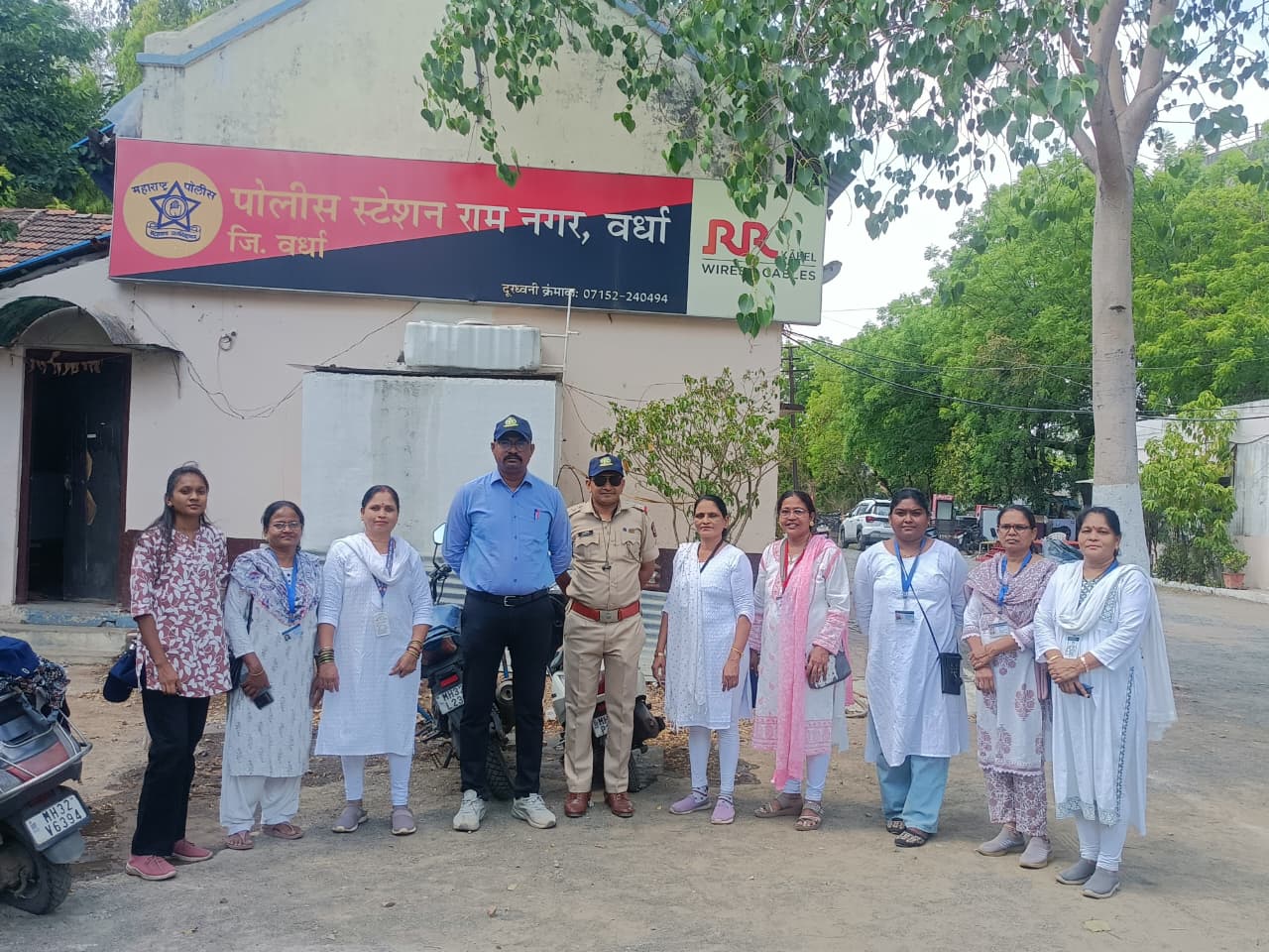वर्धा जिल्ह्याचे 45° 46° डिग्री तापमान व महाराष्ट्र दिनाच्या औचित्य साधून पोलीस बॉईज महिला आघाडी पोलीस पत्नी तर्फे कॅप वाटप करण्यात आलेले आहे.