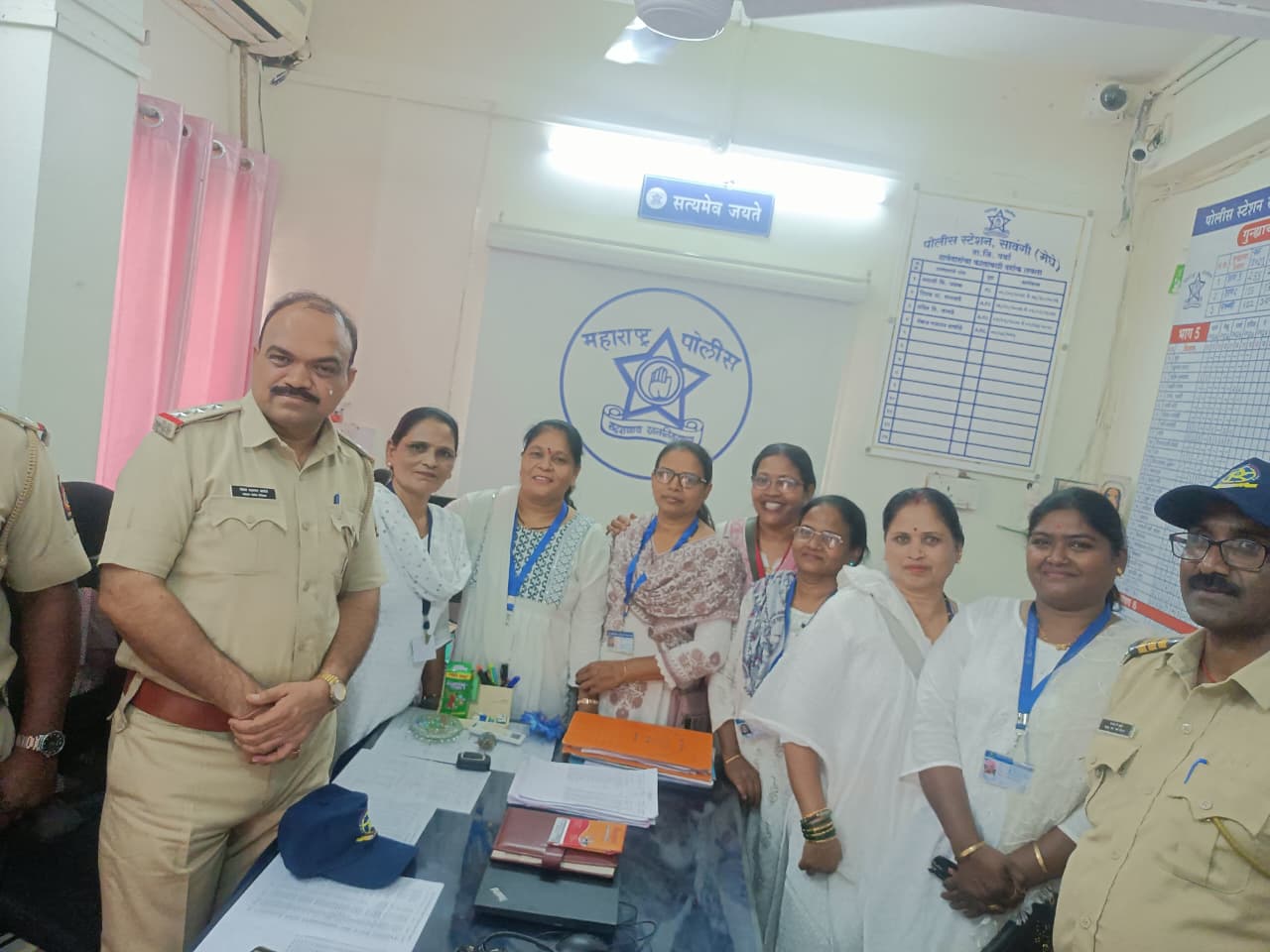 वर्धा जिल्ह्याचे 45° 46° डिग्री तापमान व महाराष्ट्र दिनाच्या औचित्य साधून पोलीस बॉईज महिला आघाडी पोलीस पत्नी तर्फे कॅप वाटप करण्यात आलेले आहे.