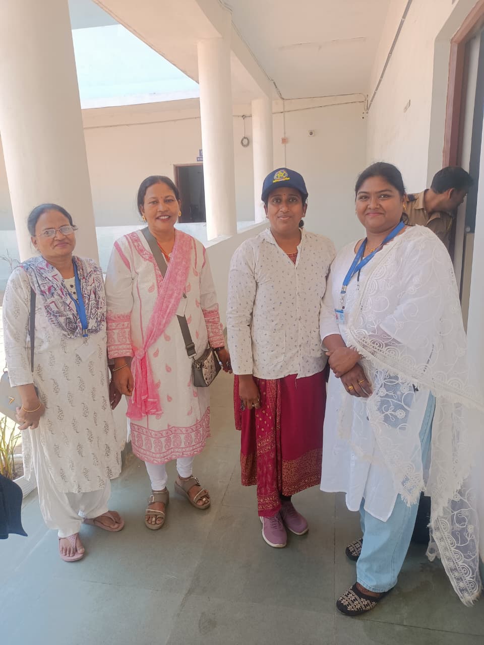 वर्धा जिल्ह्याचे 45° 46° डिग्री तापमान व महाराष्ट्र दिनाच्या औचित्य साधून पोलीस बॉईज महिला आघाडी पोलीस पत्नी तर्फे कॅप वाटप करण्यात आलेले आहे.