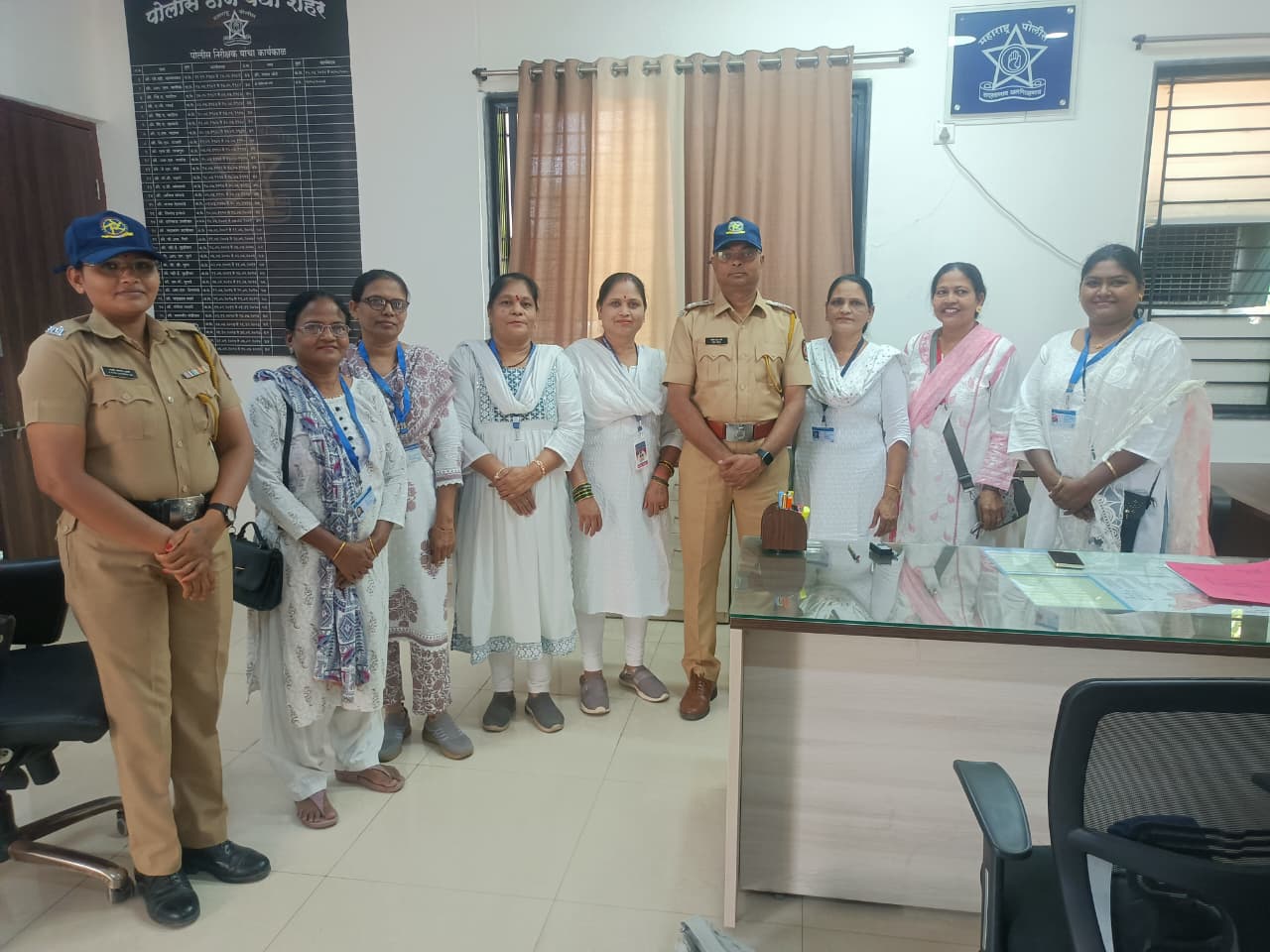 वर्धा जिल्ह्याचे 45° 46° डिग्री तापमान व महाराष्ट्र दिनाच्या औचित्य साधून पोलीस बॉईज महिला आघाडी पोलीस पत्नी तर्फे कॅप वाटप करण्यात आलेले आहे.