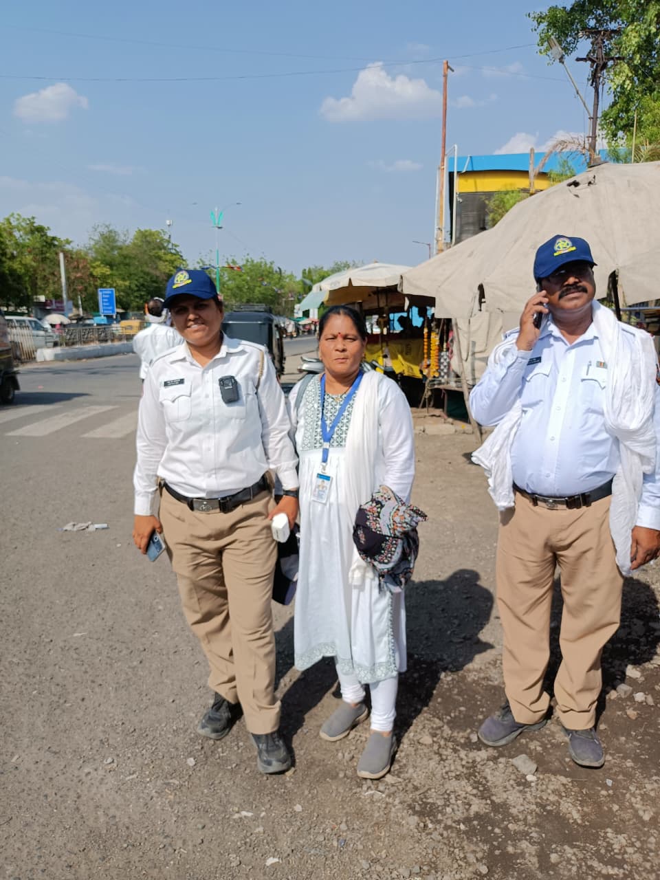 वर्धा जिल्ह्याचे 45° 46° डिग्री तापमान व महाराष्ट्र दिनाच्या औचित्य साधून पोलीस बॉईज महिला आघाडी पोलीस पत्नी तर्फे कॅप वाटप करण्यात आलेले आहे.