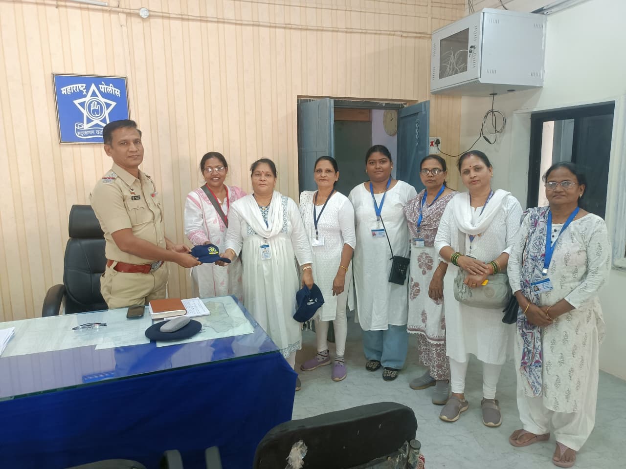 वर्धा जिल्ह्याचे 45° 46° डिग्री तापमान व महाराष्ट्र दिनाच्या औचित्य साधून पोलीस बॉईज महिला आघाडी पोलीस पत्नी तर्फे कॅप वाटप करण्यात आलेले आहे.