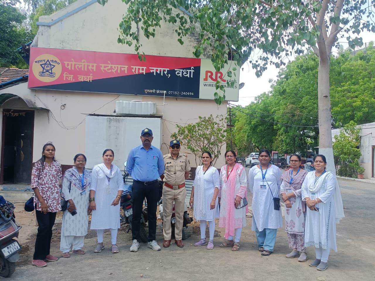 वर्धा जिल्ह्याचे 45° 46° डिग्री तापमान व महाराष्ट्र दिनाच्या औचित्य साधून पोलीस बॉईज महिला आघाडी पोलीस पत्नी तर्फे कॅप वाटप करण्यात आलेले आहे.