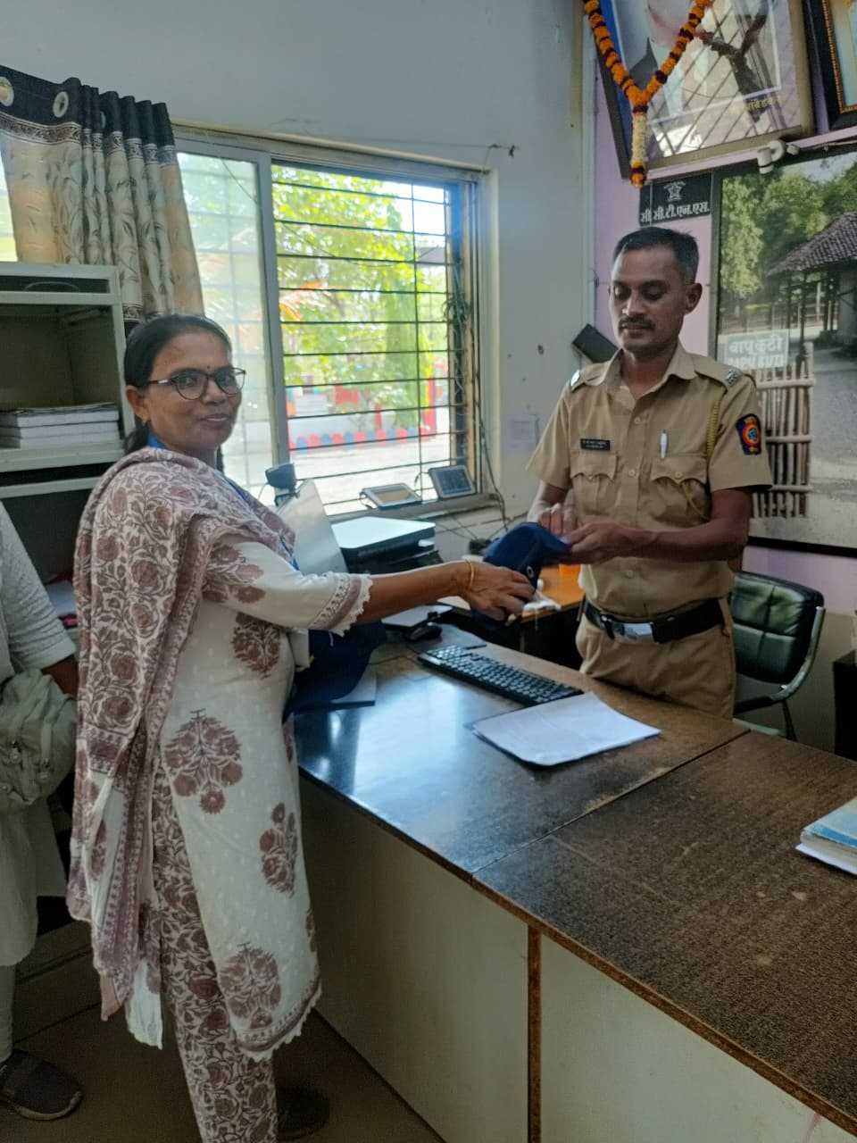 वर्धा जिल्ह्याचे 45° 46° डिग्री तापमान व महाराष्ट्र दिनाच्या औचित्य साधून पोलीस बॉईज महिला आघाडी पोलीस पत्नी तर्फे कॅप वाटप करण्यात आलेले आहे.