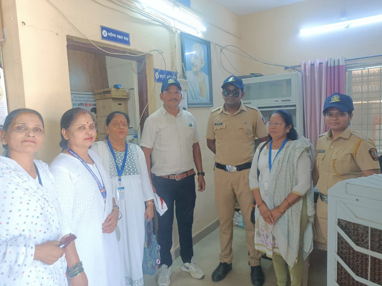 वर्धा जिल्ह्याचे 45° 46° डिग्री तापमान व महाराष्ट्र दिनाच्या औचित्य साधून पोलीस बॉईज महिला आघाडी पोलीस पत्नी तर्फे कॅप वाटप करण्यात आलेले आहे.