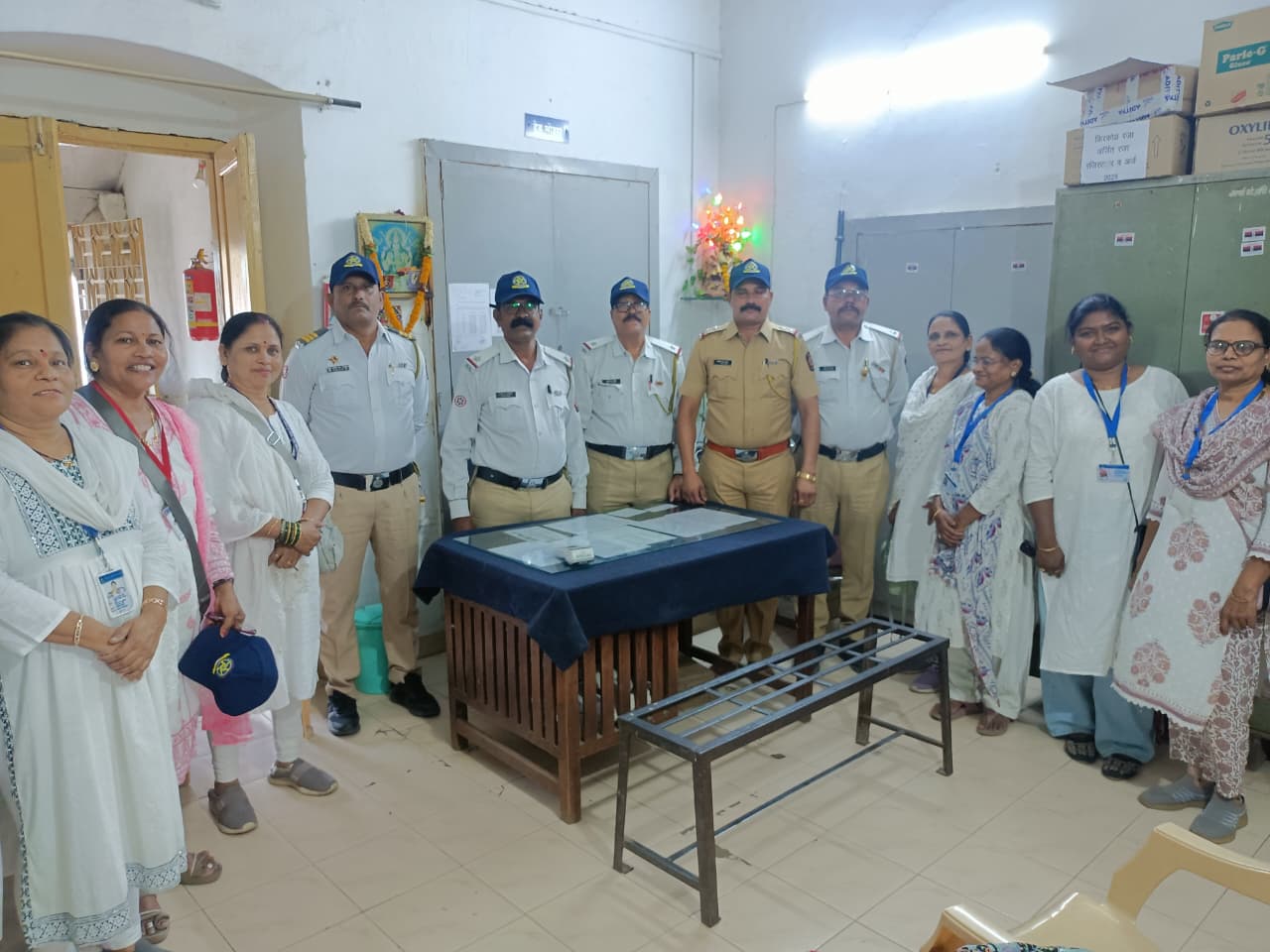 वर्धा जिल्ह्याचे 45° 46° डिग्री तापमान व महाराष्ट्र दिनाच्या औचित्य साधून पोलीस बॉईज महिला आघाडी पोलीस पत्नी तर्फे कॅप वाटप करण्यात आलेले आहे.