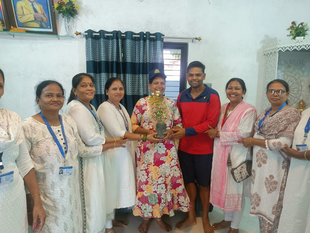 वर्धा जिल्ह्याचे 45° 46° डिग्री तापमान व महाराष्ट्र दिनाच्या औचित्य साधून पोलीस बॉईज महिला आघाडी पोलीस पत्नी तर्फे कॅप वाटप करण्यात आलेले आहे.