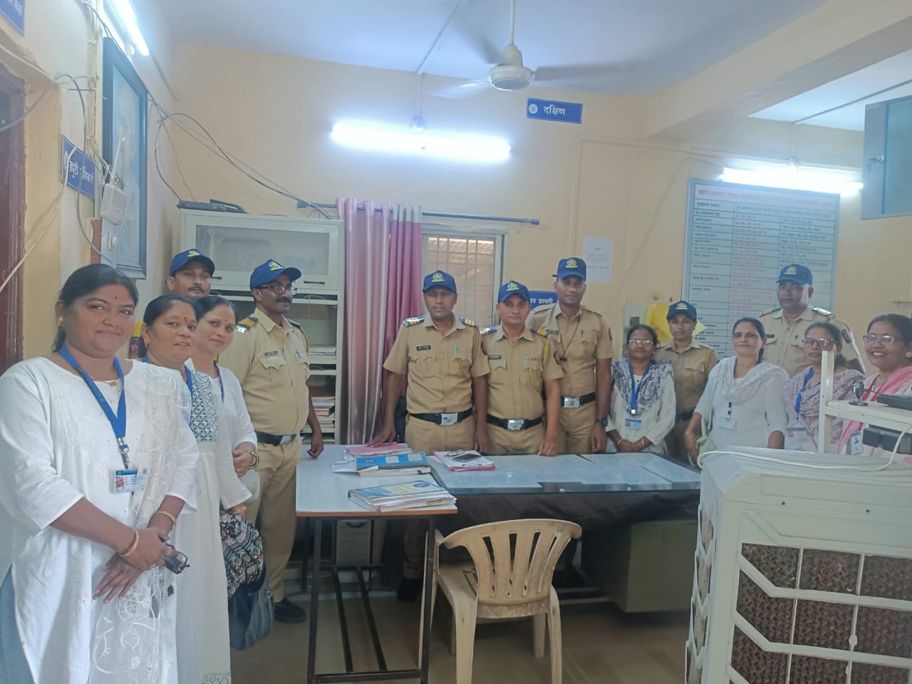वर्धा जिल्ह्याचे 45° 46° डिग्री तापमान व महाराष्ट्र दिनाच्या औचित्य साधून पोलीस बॉईज महिला आघाडी पोलीस पत्नी तर्फे कॅप वाटप करण्यात आलेले आहे.