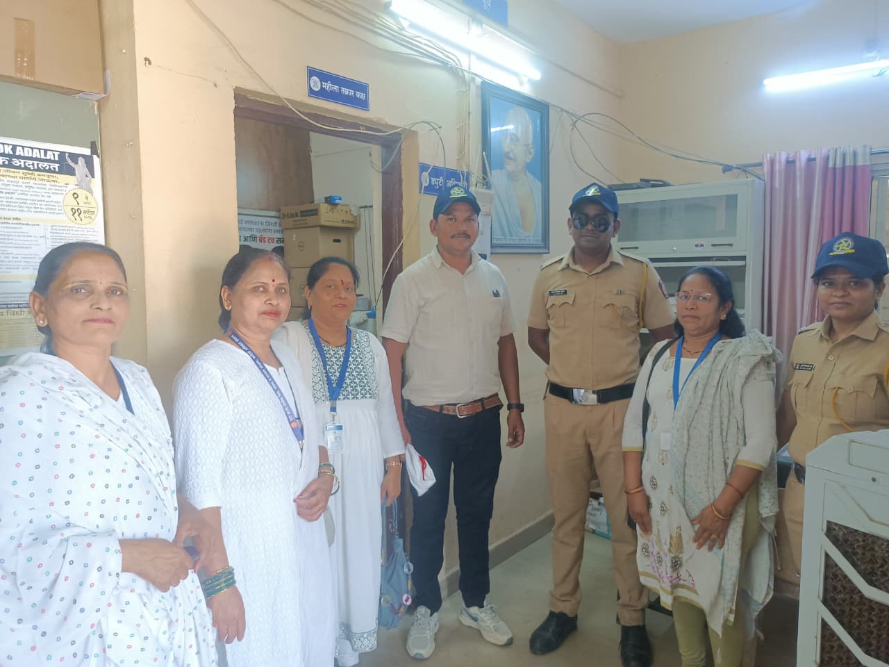 वर्धा जिल्ह्याचे 45° 46° डिग्री तापमान व महाराष्ट्र दिनाच्या औचित्य साधून पोलीस बॉईज महिला आघाडी पोलीस पत्नी तर्फे कॅप वाटप करण्यात आलेले आहे.