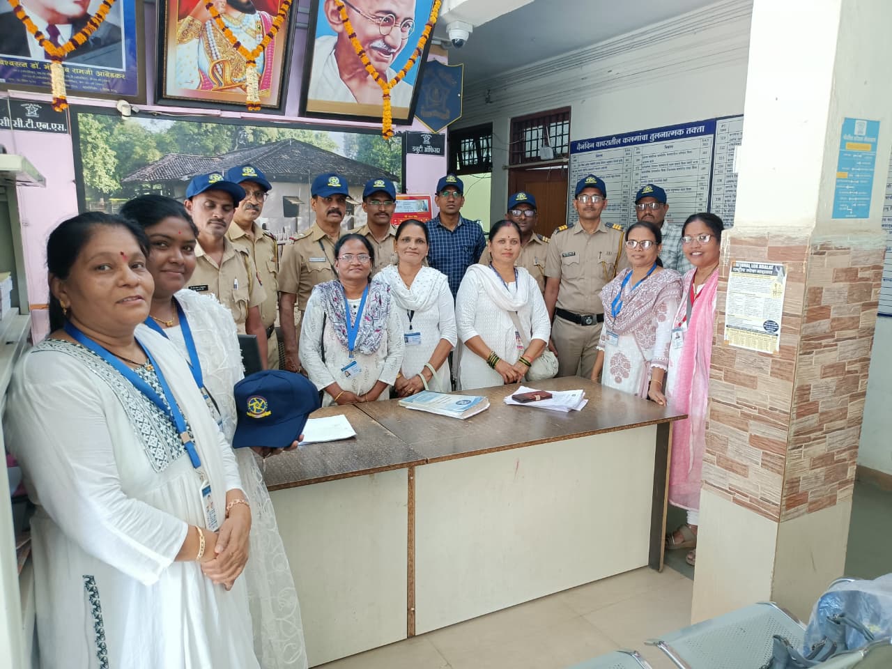 वर्धा जिल्ह्याचे 45° 46° डिग्री तापमान व महाराष्ट्र दिनाच्या औचित्य साधून पोलीस बॉईज महिला आघाडी पोलीस पत्नी तर्फे कॅप वाटप करण्यात आलेले आहे.