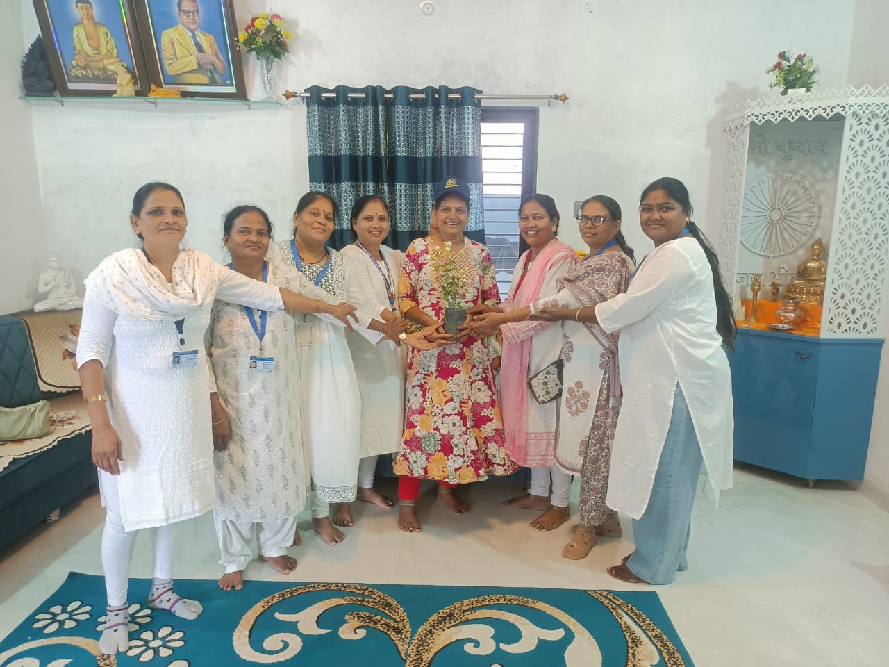वर्धा जिल्ह्याचे 45° 46° डिग्री तापमान व महाराष्ट्र दिनाच्या औचित्य साधून पोलीस बॉईज महिला आघाडी पोलीस पत्नी तर्फे कॅप वाटप करण्यात आलेले आहे.